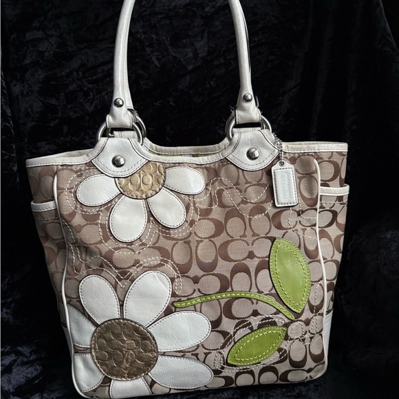 Coach Handbags - 2009 Rare Coach Signature Bleecker Daisy Tote🌼